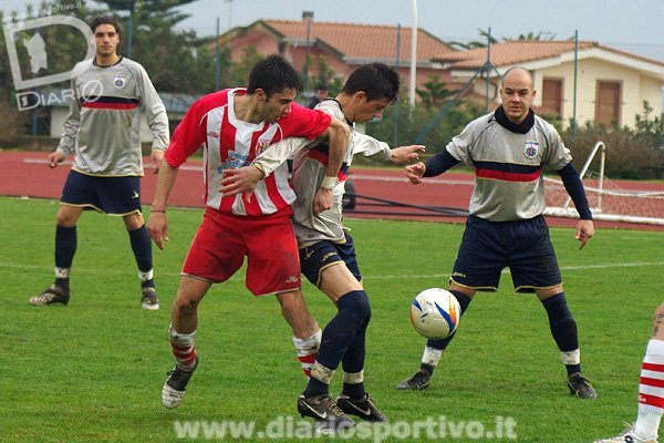 Mattia Floris in anticipo su Mauro Murgia Mattia Floris in anticipo su Mauro Murgia