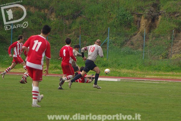 Chiusura in ritardo di Zaro sul cross di Floris Chiusura in ritardo di Zaro sul cross di Floris