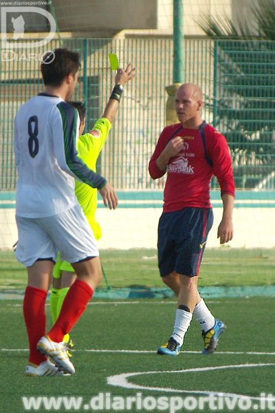 L'arbitro Melis ammonisce Zotti