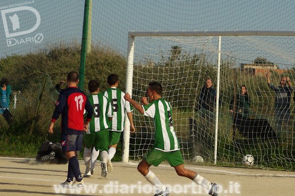 Mura esulta per la punizione-gol di Ignazio Sanna