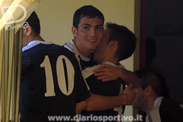 Maurizio Fadda abbraccia Carlo Tronci Maurizio Fadda abbraccia Carlo Tronci