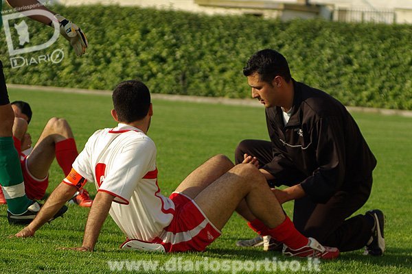 Efisio Porcu si fa massaggiare