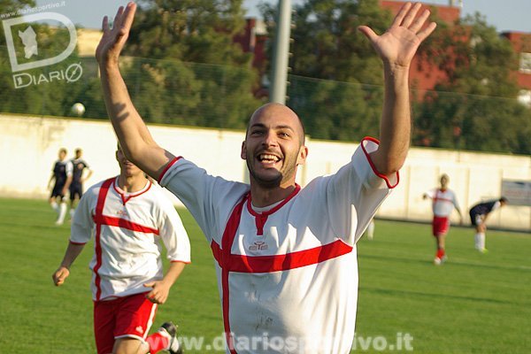 Roberto Mingoia esulta dopo il gol del 2-1