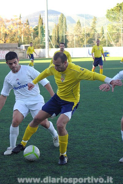 Cristiano Danna difende palla dall'arrivo di Giuseppe Cocco Cristiano Danna difende palla dall'arrivo di Giuseppe Cocco