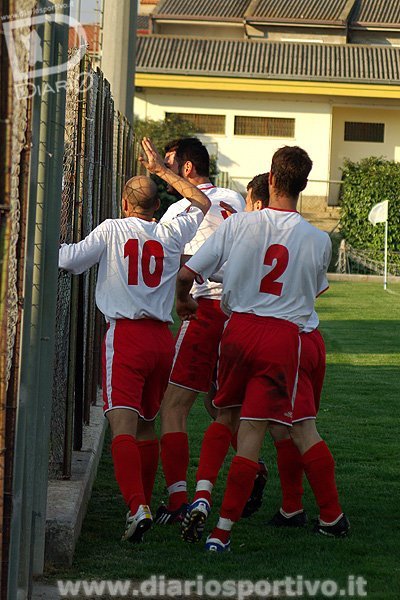Roberto Mingoia esulta coi compagni dopo il gol del 2-1