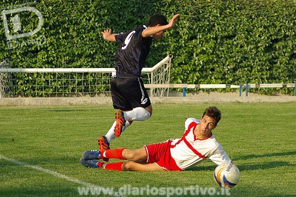 Nicola Onali in scivolata su Carlo Tronci 