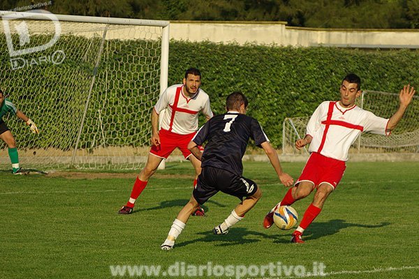 Gian Luca Meloni fermato fallosamente da Giovanni Uda