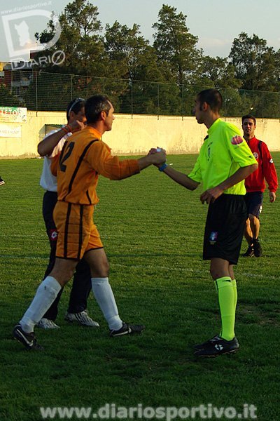 Angelo Secci complimentato dall'arbitro Curreli