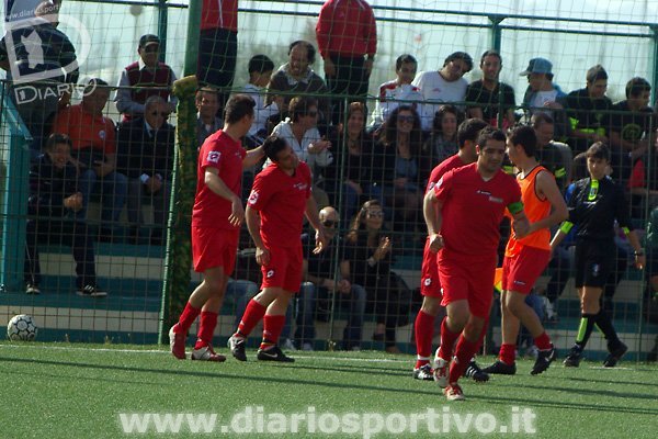 Lorenzo Ottaviani festeggia Roberto Rugiu dopo il gol dell'1-0