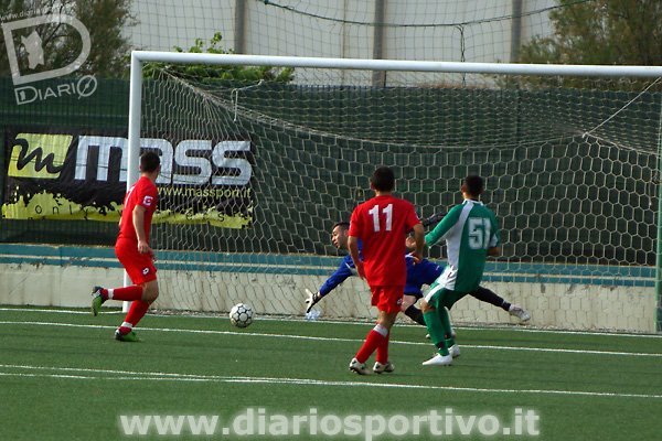 Ignazio Perra supera Sarigu per il gol del 2-2