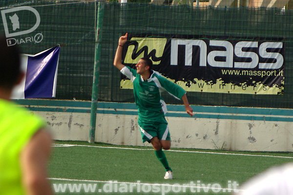 Ignazio Perra esulta dopo il gol del 2-2