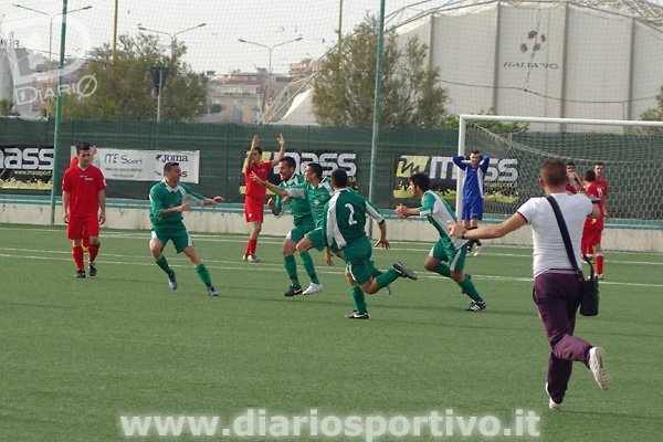 Ignazio Perra esulta dopo il gol del 2-2
