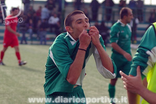 Ignazio Perra bacia la maglia