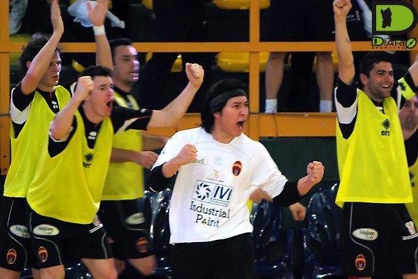 La panchina esulta dopo il magnifico goal di Serginho