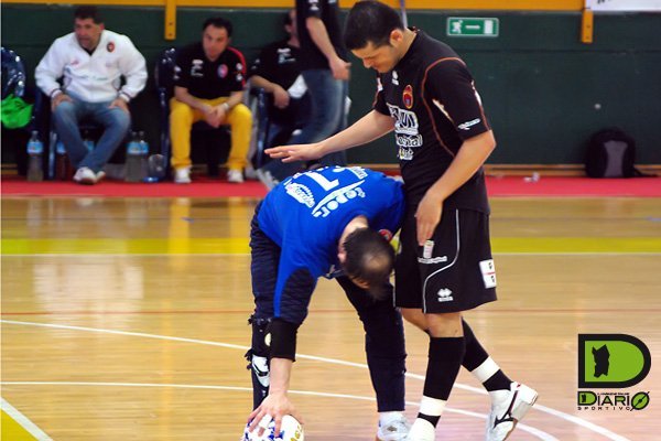 Vanderlei Bonfin scherza con il portiere avversario