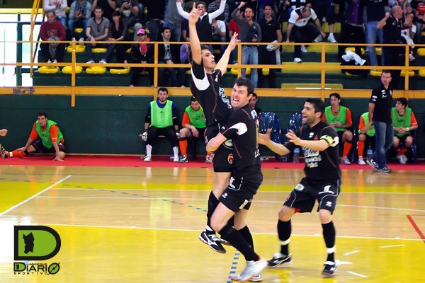 Serginho portato in trionfo dai compagni dopo il goal