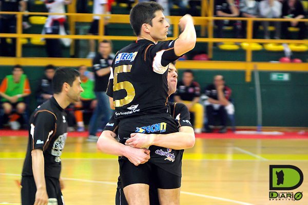 Serginho esulta dopo il magnifico goal su punizione