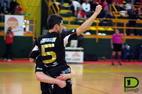 Serginho esulta dopo il magnifico goal su punizione