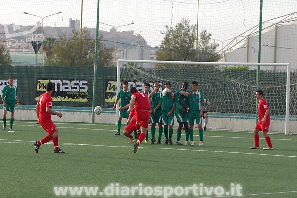 La punizione di Fabrizio Meloni per il gol del 3-2