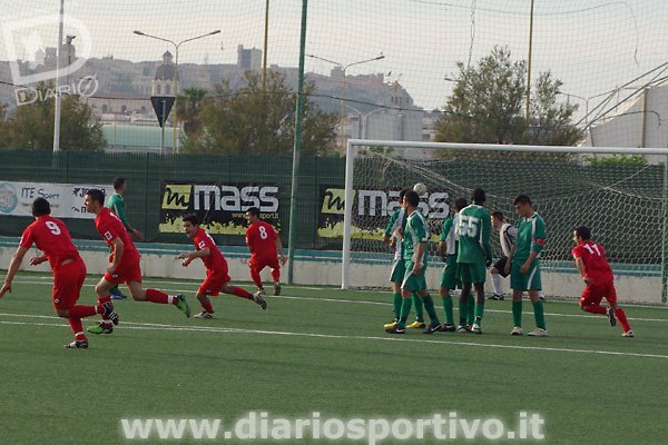 Fabrizio Meloni esulta per il gol del 3-2