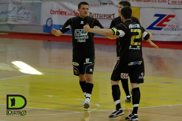 Vanderlei Bonfin gioisce con Gianluigi Asquer