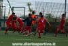 Fabrizio Meloni festeggiato dai compagni dopo il gol del 3-2