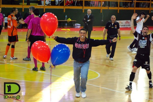 Diego Podda esulta dopo la vittoria