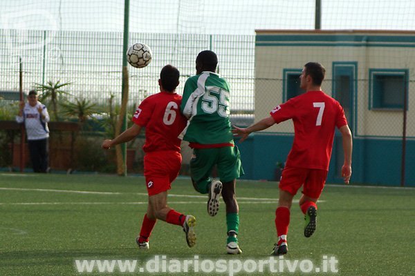 Marco Perra contrasta Daouda Diouf 