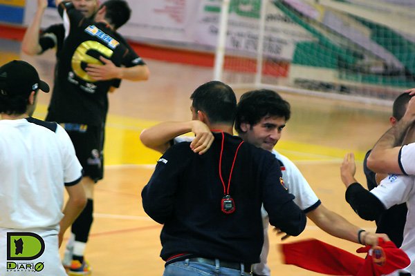 Il giovane Andrea Benoni festeggia la salvezza con il Mister Podda