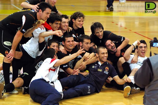 La squadra al completo posa per i fotografi