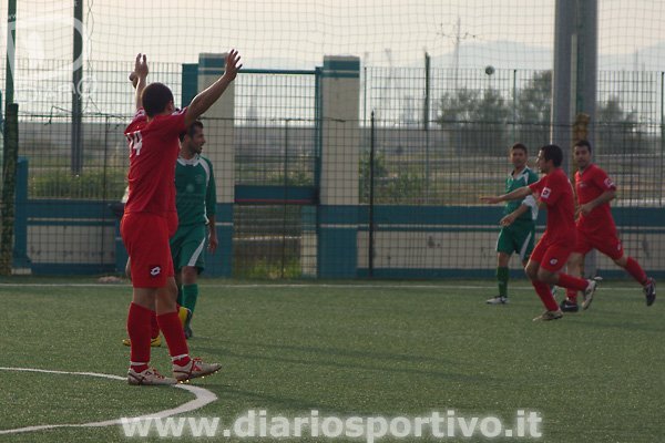 Marco Sanna esulta dopo il gol del 4-2