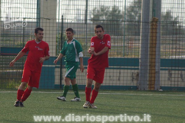Marco Sanna esulta dopo il gol del 4-2