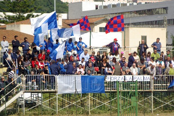 Spalti gremiti per lo spareggio di Promozione La palma - Monte Alma