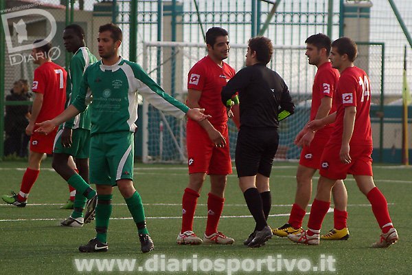 Kiki Mameli con l'arbitro Sanna