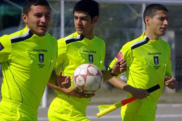 La terna arbitrale del match