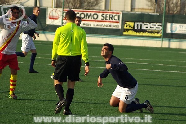 Cristian Dessì dolorante con l'arbitro Mele, Bellu si dispera