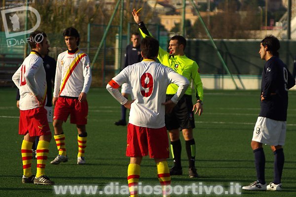 L'arbitro Mele ammonisce Roberto Luciano