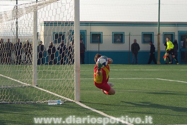 Antonio Secchi in volo blocca la punizione di Cherchi