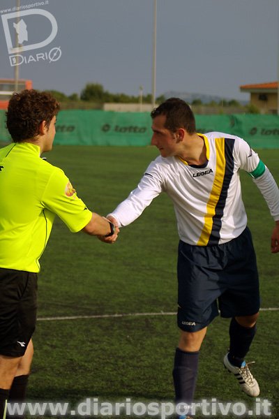 Tore Cossu stringe la mano all’arbitro Daniele Usai di Oristano