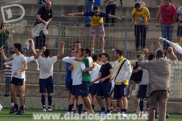 La festa dei giocatori dell'Ozierese dopo la promozione