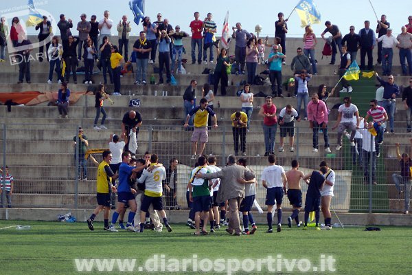 La festa dei giocatori dell'Ozierese dopo la promozione