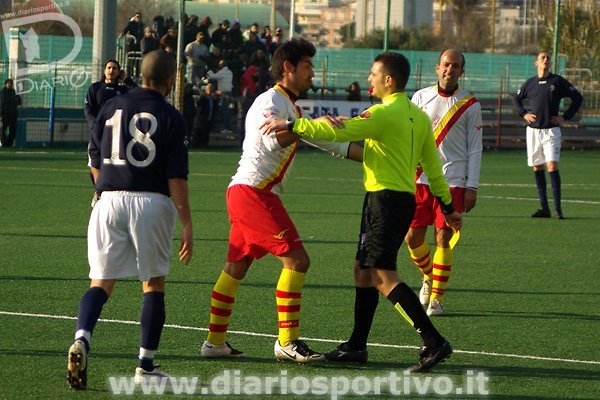 Pischedda protesta con l'arbitro Mele per l'ammonizione