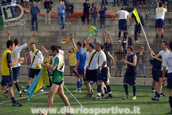 I giocatori dell'Ozierese festeggiano la promozione