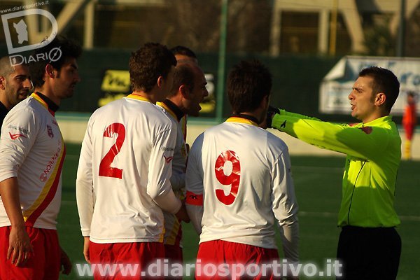 Pietro Rubino protesta con l'arbitro Mele