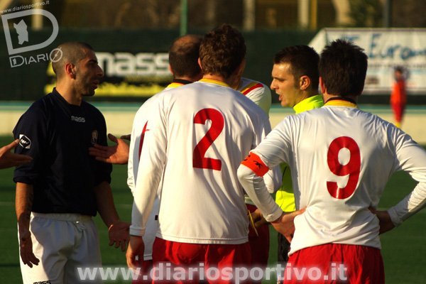 Si discute con l'arbitro Mele dopo il fallo da rigore di Pischedda su Cherchi