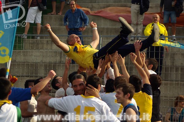 Mister Solinas portato in trionfo dai giocatori