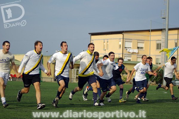 La corsa dei giocatori dell'Ozierese verso i propri tifosi