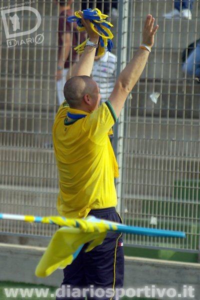 Mister Giuseppe Solinas festeggia sotto la tribuna