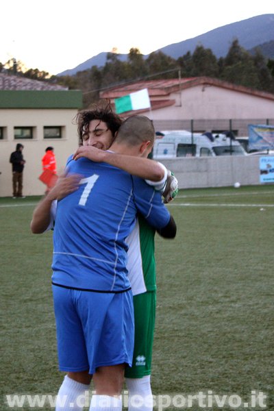 L'abbraccio tra Matteo Zanda e Fabio Argiolas