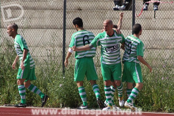 Carlo Diana esulta dopo il gol dello 0-1 di Roberto Puddu Carlo Diana esulta dopo il gol dello 0-1 di Roberto Puddu